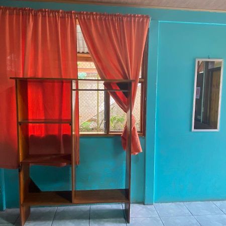 Отель Cabinas Popular Puerto Viejo de Talamanca Экстерьер фото